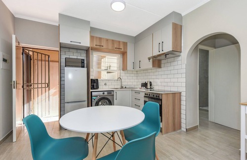 Sandown Apartamento | Stylish Garden Retreat w/ Pool and Modern Amenities