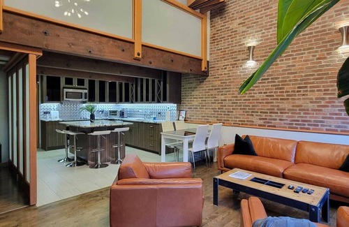 Gastown Apartamento | Stylish Gastown Loft w/ Soaker Tub & Fireplace