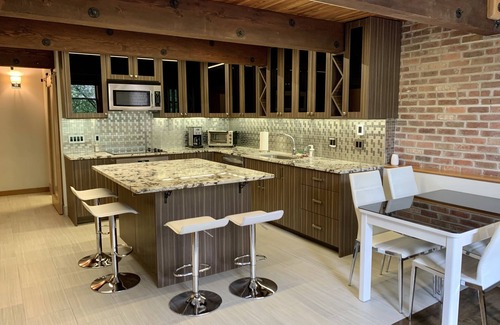 Gastown Apartamento | Stylish Gastown Loft w/ Soaker Tub & Fireplace