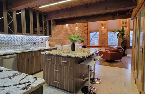 Gastown Apartamento | Stylish Gastown Loft w/ Soaker Tub & Fireplace