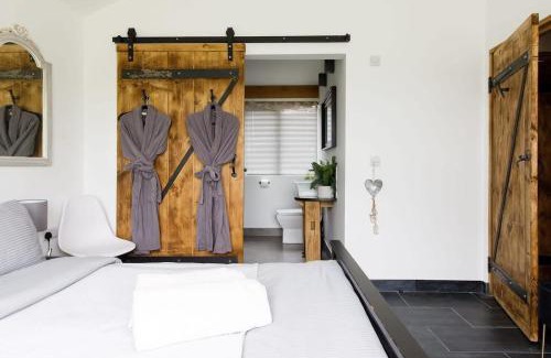 Chichester Chalet De Esquí | Stylish Getaway Vast Courtyard Hot Tub