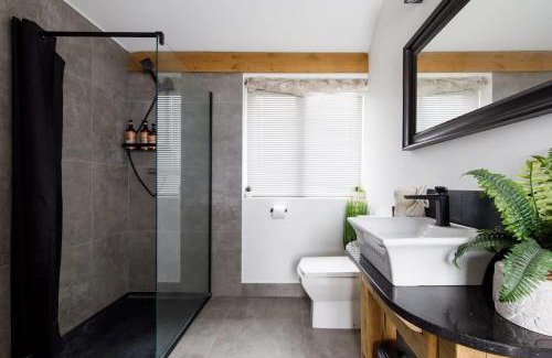 Chichester Chalet De Esquí | Stylish Getaway Vast Courtyard Hot Tub