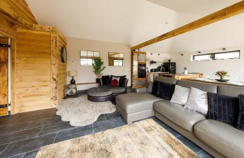 Chichester Chalet De Esquí | Stylish Getaway Vast Courtyard Hot Tub