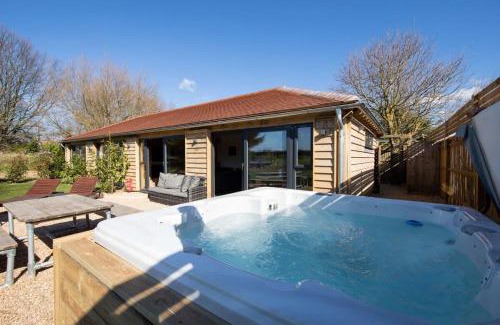Chichester Chalet De Esquí | Stylish Getaway Vast Courtyard Hot Tub