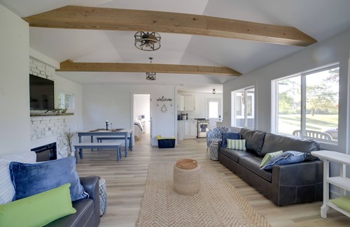 Grass Lake Cabaña | Stylish Grass Lake Retreat - Steps to Park!