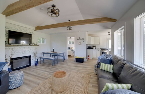 Grass Lake Cabaña | Stylish Grass Lake Retreat - Steps to Park!
