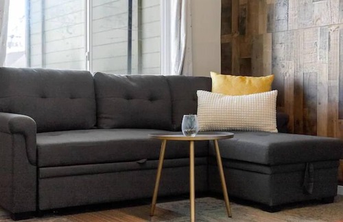 Downtown Apartamento | Stylish Green n Gold 2BR 1Bath Apartment