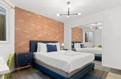 Downtown Apartamento | Stylish Green n Gold 2BR 1Bath Apartment