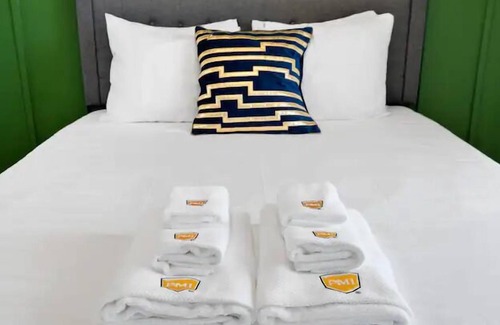 Downtown Apartamento | Stylish Green n Gold 2BR 1Bath Apartment