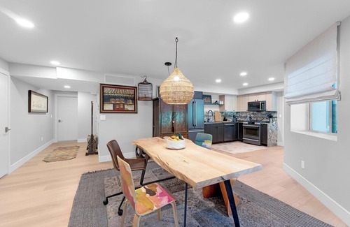 Sandy Casa | Stylish Guest Home with Garden and Mountain View