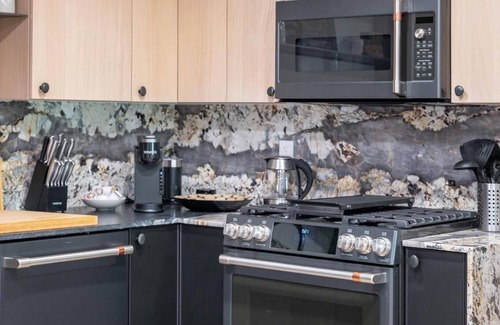 Sandy Casa | Stylish Guest Home with Garden and Mountain View