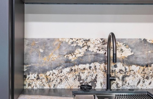 Sandy Casa | Stylish Guest Home with Garden and Mountain View