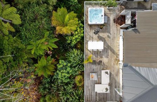 Te Rapa Casa | Stylish Gully Retreat with Spa and Office