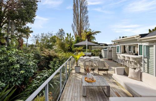 Te Rapa Casa | Stylish Gully Retreat with Spa and Office