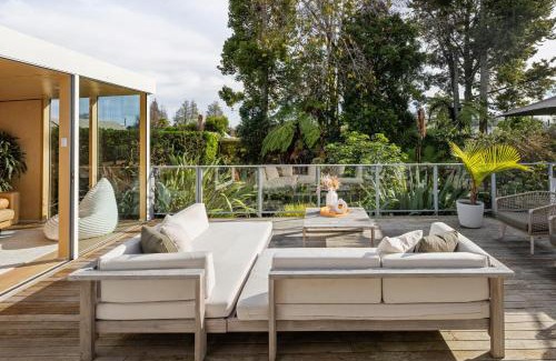 Te Rapa Casa | Stylish Gully Retreat with Spa and Office