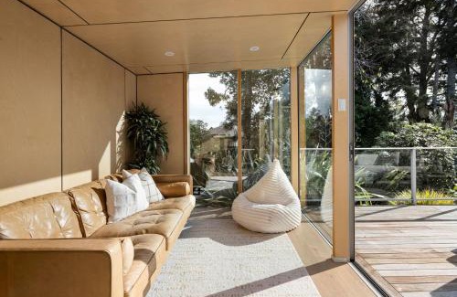 Te Rapa Casa | Stylish Gully Retreat with Spa and Office