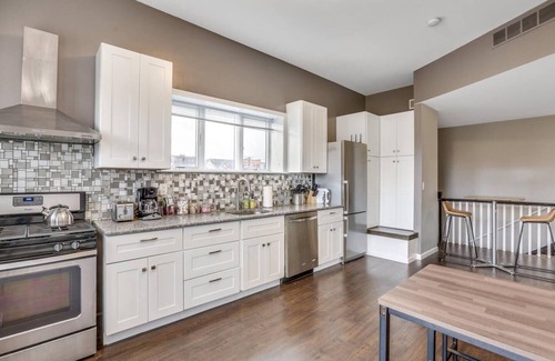 Brush Park Apartamento | Stylish Heritage Apartment with an Outdoor Deck!