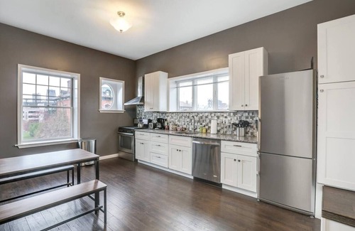 Brush Park Apartamento | Stylish Heritage Apartment with an Outdoor Deck!