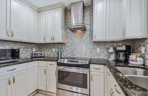 South Pinellas Community Council Casa | Stylish HGTV HOME! 4 BR Pool + Cabana 6 mins to BEACH option to heat pool