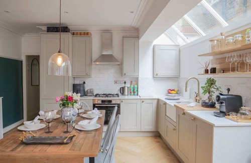 Sands End Apartamento | Stylish Hideaway with Oasis Garden