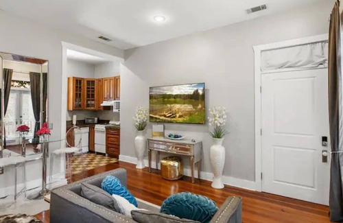 Beach Institute Apartamento | Stylish, Historic District Studio, Romantic & Private