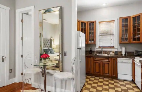 Beach Institute Apartamento | Stylish, Historic District Studio, Romantic & Private