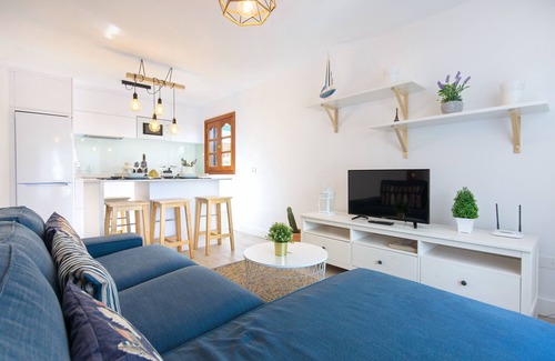 Playa Honda Apartamento | Elegante apartamento vacacional "Vela" cerca de la playa con Wi-Fi y terraza