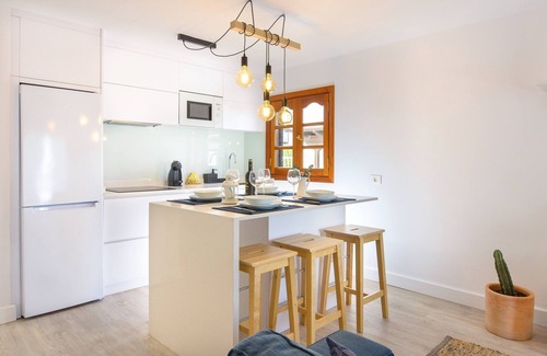 Playa Honda Apartamento | Elegante apartamento vacacional "Vela" cerca de la playa con Wi-Fi y terraza