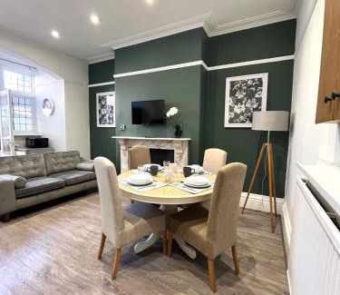 Derby Apartamento | Stylish Home from Home in Derby - Great for Contractors, Groups & Families with FREE Parking