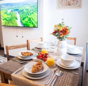 Stoke-on-Trent Casa | Stylish Home, hosted by ESONGRACE Stays, Stoke-on-Trent - Perfect for Families - Contractors - Holiday makers - Emergency Housing - Professionals, Relocators