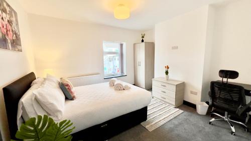 Stoke-on-Trent Casa | Stylish Home, hosted by ESONGRACE Stays, Stoke-on-Trent - Perfect for Families - Contractors - Holiday makers - Emergency Housing - Professionals, Relocators