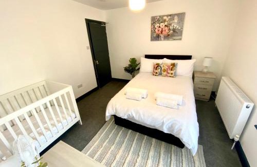 Stoke-on-Trent Casa | Stylish Home, hosted by ESONGRACE Stays, Stoke-on-Trent - Perfect for Families - Contractors - Holiday makers - Emergency Housing - Professionals, Relocators