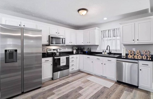 Geneva Casa | Stylish Home in Geneva, Ohio | Near Wineries | SPIRE | GOTL, Newly Renovated 4 Bedroom House in Ohio