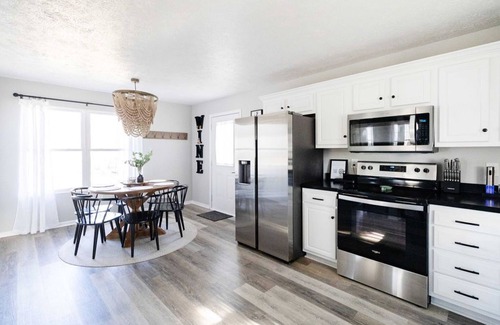 Geneva Casa | Stylish Home in Geneva, Ohio | Near Wineries | SPIRE | GOTL, Newly Renovated 4 Bedroom House in Ohio