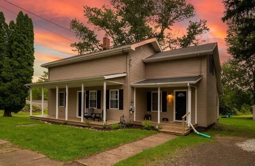 Geneva Casa | Stylish Home in Geneva, Ohio | Near Wineries | SPIRE | GOTL, Newly Renovated 4 Bedroom House in Ohio