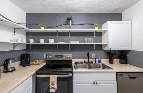 Poiciana Park II Casa | Stylish Home Near Beach, Downtown, and Airport. Pet Friendly!