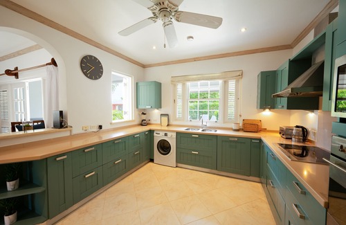 Little Battaleys Casa | Stylish home, pool, garden, beach club included, short walk to Mullins Beach