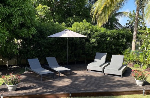 Little Battaleys Casa | Stylish home, pool, garden, beach club included, short walk to Mullins Beach