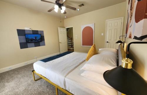 Woodlake - Briar Meadow Casa | Stylish Home Private Pool, King Bed & Garage