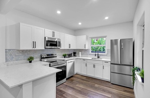 El Portal Casa | Stylish Home w Pool & Parking 10 mins to the Beach