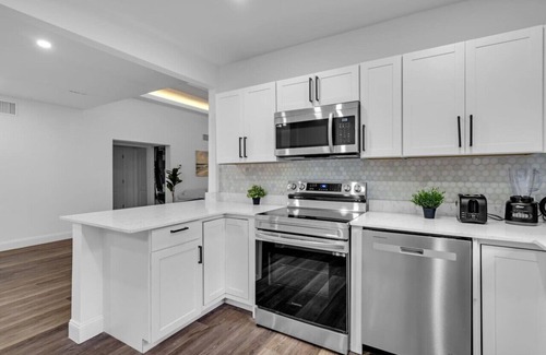 El Portal Casa | Stylish Home w Pool & Parking 10 mins to the Beach