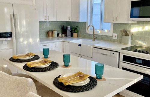 Ocean Beach Casa | Stylish home with a rooftop deck. Restaurants, bars & beach are just steps away!