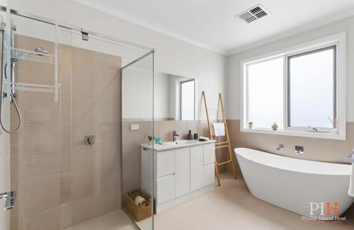 Cowes Casa | Stylish Indoor Outdoor Sleeps 8