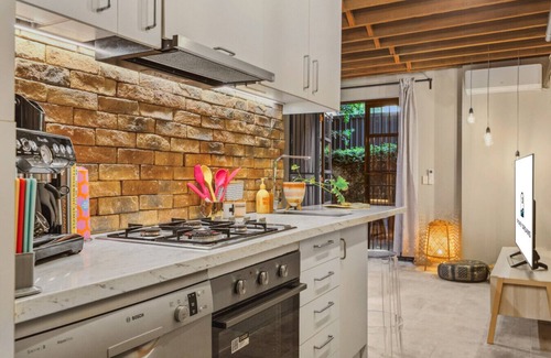 Ultimo Apartamento | + + Stylish Industrial Charm, in a Prime Locale.