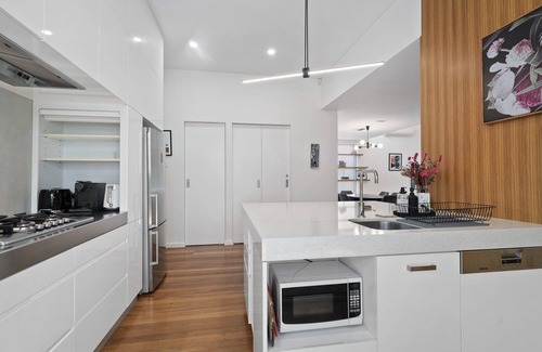 Kensington Casa | Stylish Kensington Home with Outdoor Area