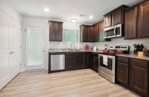 Southwest Raleigh Casa | Stylish King 3-Bed Townhome Minutes to Cary & NC State!