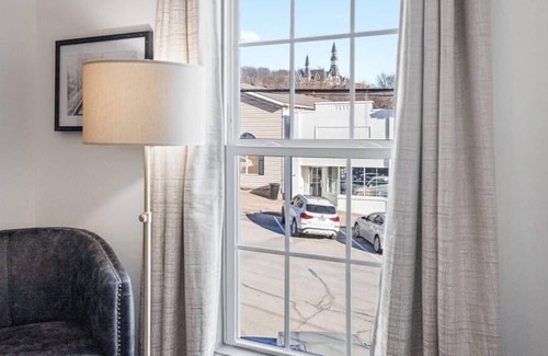 Parkville Apartamento | Stylish King Suite On Main w/ Views | Desk | Wifi