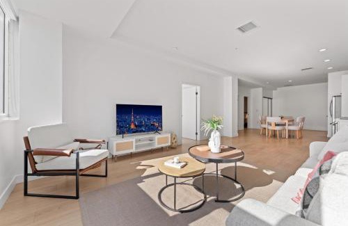 Wilshire Center Hotel | Stylish LA Getaway near Downtown - Prime Location on Wilshire Blvd!