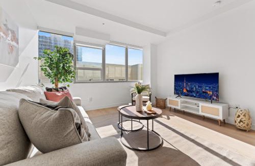 Wilshire Center Hotel | Stylish LA Getaway near Downtown - Prime Location on Wilshire Blvd!