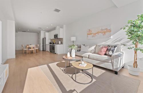 Wilshire Center Hotel | Stylish LA Getaway near Downtown - Prime Location on Wilshire Blvd!
